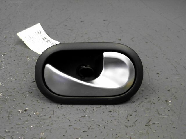 Poignee interieur avant droit RENAULT CLIO 1.6i 16v 110ch Luxe Dynamique Essence - 1