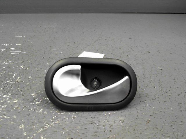 Poignee interieur avant gauche RENAULT CLIO 1.6i 16v 110ch Luxe Dynamique Essence - 1