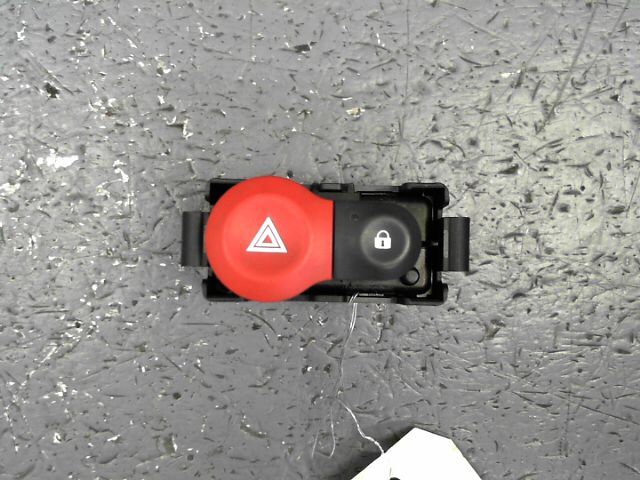 Bouton de warning RENAULT CLIO 1.6i 16v 110ch Luxe Dynamique Essence - 1