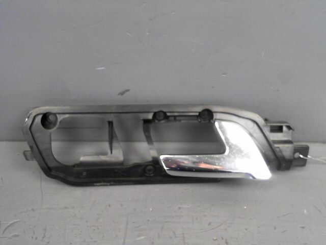 Poignee interieur avant droit VOLKSWAGEN POLO 1.2 12v 65ch Essence - 1