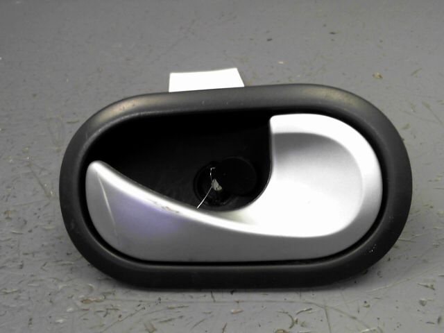Poignee interieur avant droit RENAULT CLIO Diesel - 1