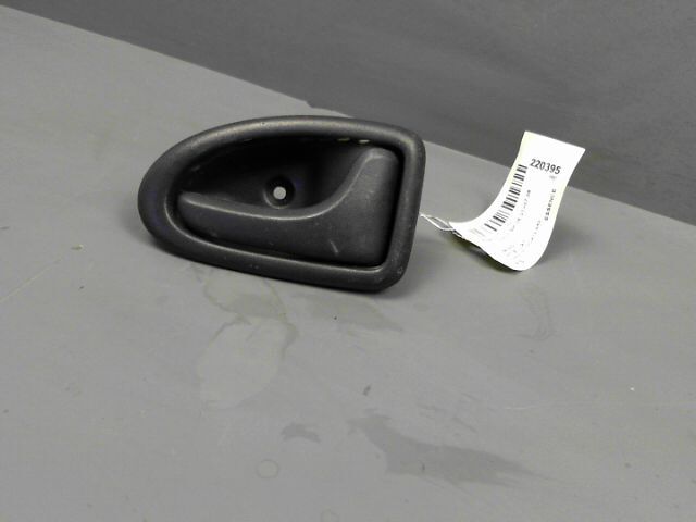 Poignee interieur arriere droit RENAULT CLIO Essence - 1