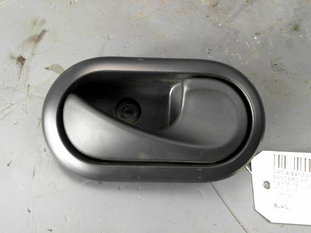 Poignee interieur arriere droit DACIA SANDERO 1.4 MPi 75ch GPL Ambiance  - 1