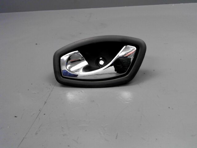 Poignee interieur avant gauche RENAULT CAPTUR 1.5 dCi 90ch FAP Intens EDC Diesel - 1