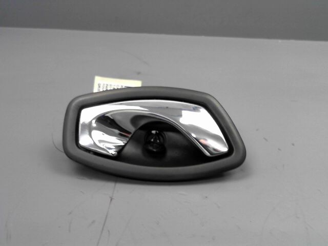 Poignee interieur arriere gauche RENAULT CAPTUR 1.5 dCi 90ch FAP Intens EDC Diesel - 1