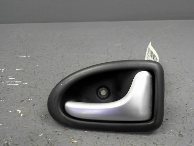Poignee interieur avant droit RENAULT CLIO 1.5 dCi 70ch Authentique Diesel - 1