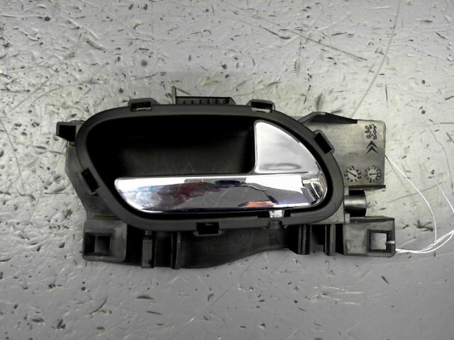Poignee interieur avant droit PEUGEOT 3008 1.6 e-HDi 112ch Active BMP6 Diesel - 1