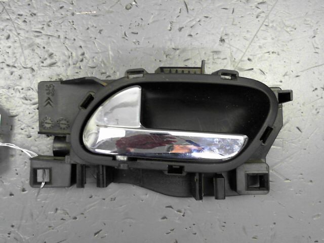 Poignee interieur avant gauche PEUGEOT 3008 1.6 e-HDi 112ch Active BMP6 Diesel - 1