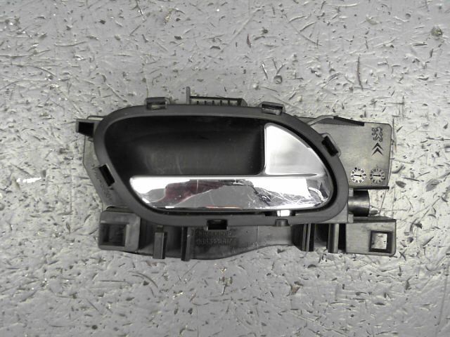 Poignee interieur avant droit PEUGEOT 3008 1.6 HDi 110 FAP Premium Diesel - 1