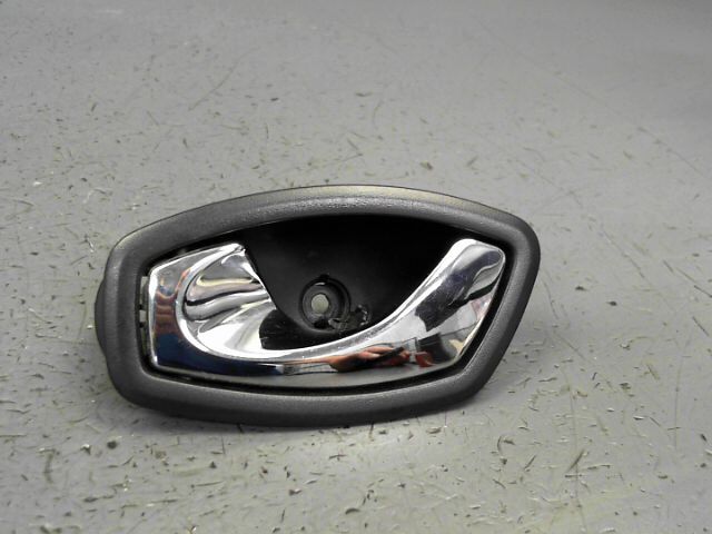 Poignee interieur avant gauche RENAULT MEGANE 1.5 dCi 110ch FAP  Energy Dynamique Diesel - 1