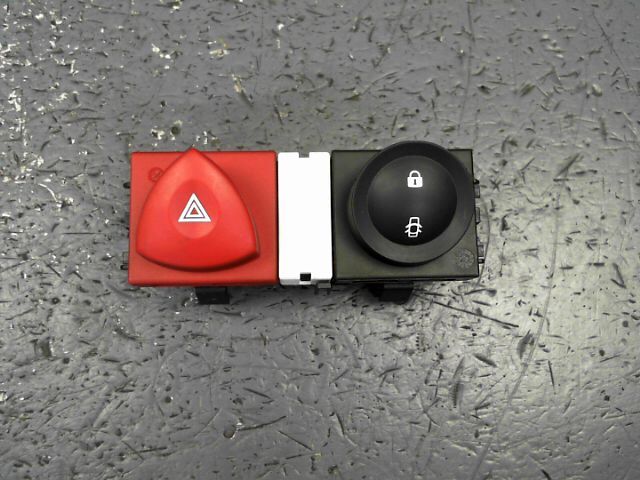 Bouton de warning RENAULT MEGANE Confort Authentique 1.5 dCi 105ch Diesel - 1