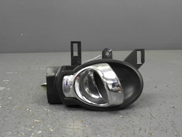 Poignee interieur avant droit NISSAN JUKE 1.2i DIG-T 115ch N-Tec Essence - 1
