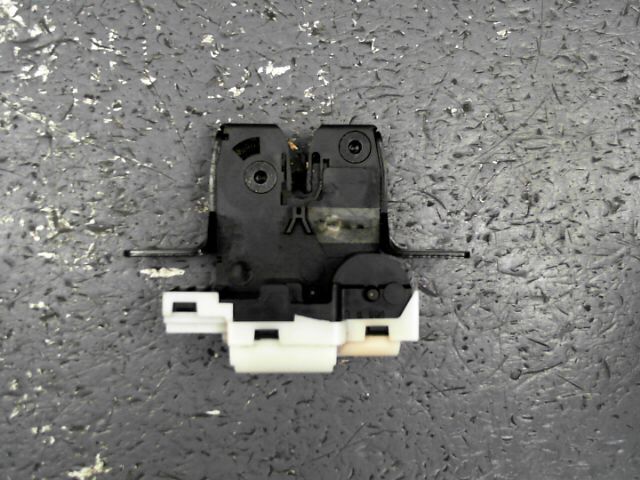 Serrure de hayon RENAULT CLIO 1.2i 16v 75ch Pack Authentique Essence - 1