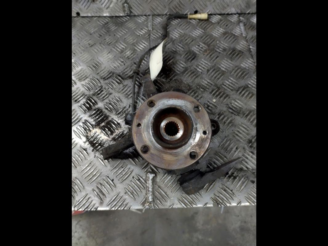 Moyeu avant gauche RENAULT CLIO 2 PHASE 2  - 1