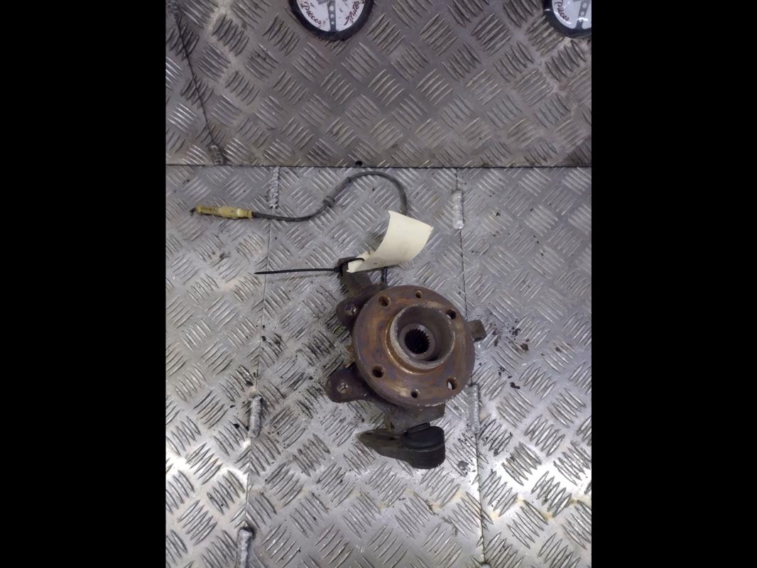 Moyeu avant gauche RENAULT CLIO 2 PHASE 2  - 1