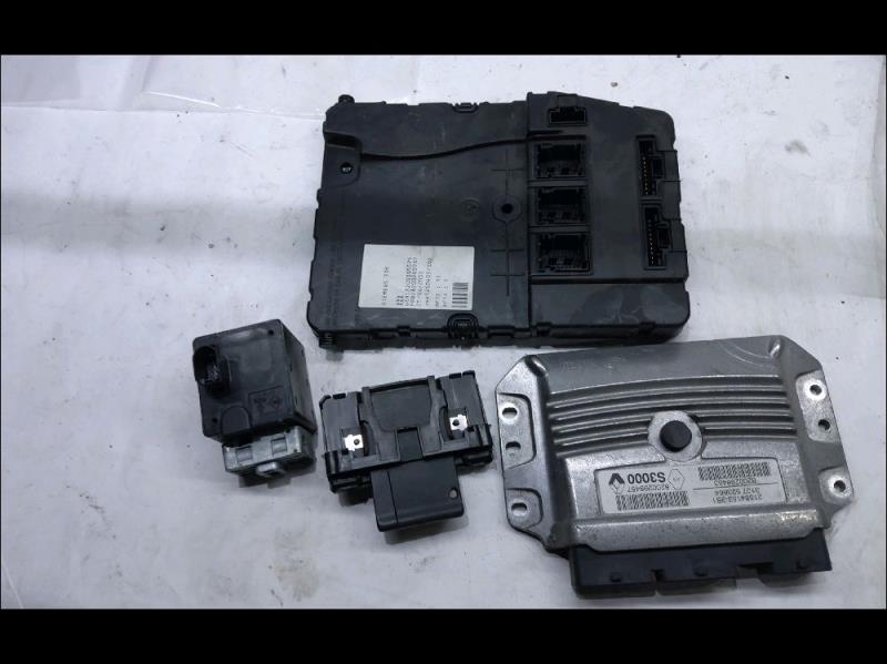 Calculateur RENAULT MEGANE 2 Essence - 1