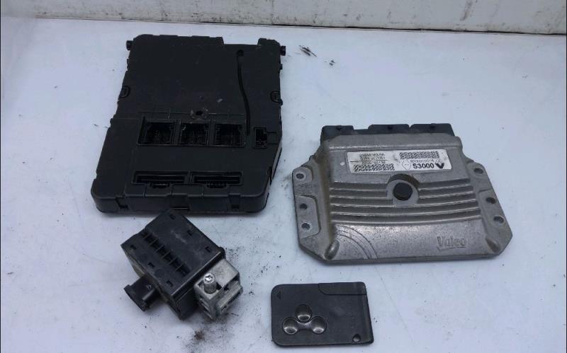 Calculateur RENAULT SCENIC 2 Essence - 1