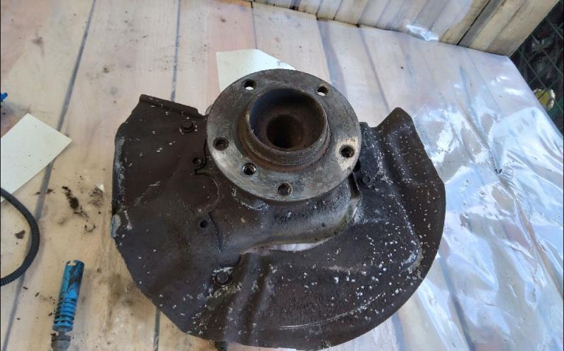 Moyeu avant droit BMW SERIE 5 E60 Diesel - 1