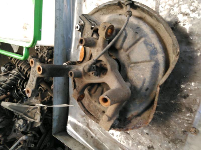 Moyeu avant droit VOLKSWAGEN GOLF PLUS Diesel - 1