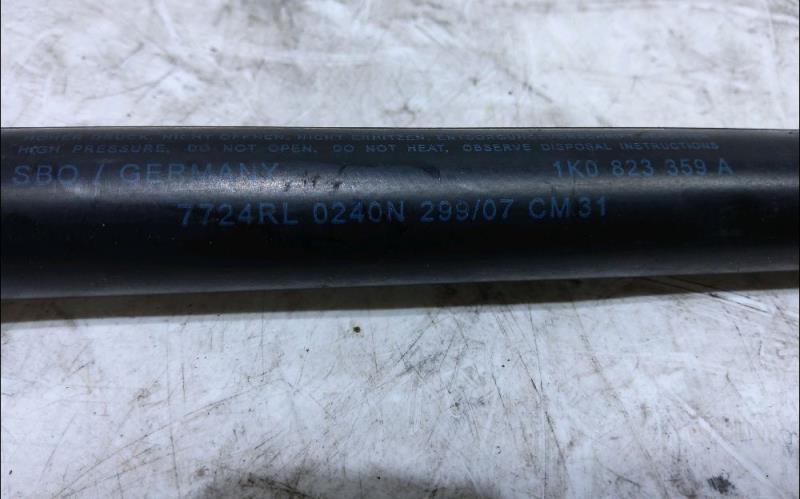 Verin de capot VOLKSWAGEN GOLF 5 Diesel - 1