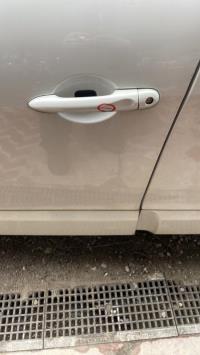 Poignee porte avant gauche