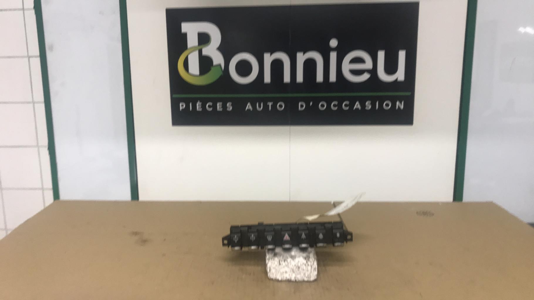 Bouton de warning PEUGEOT 3008 1 PHASE 1 Diesel - 1