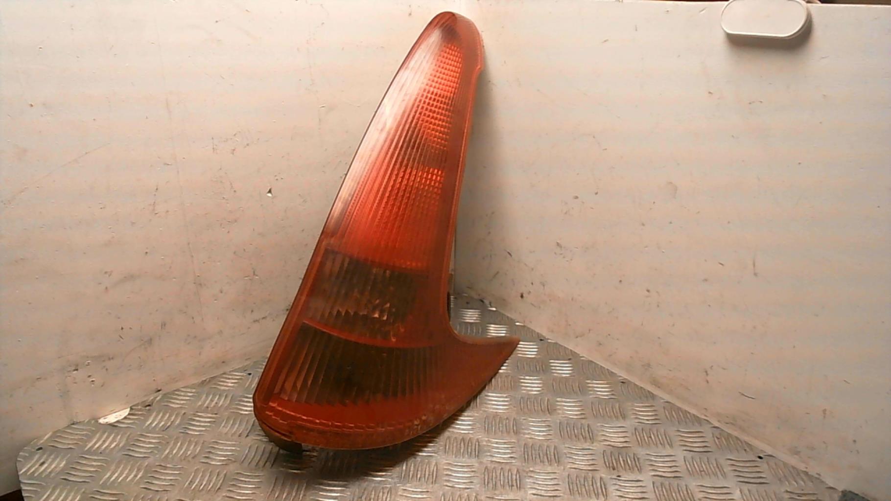 Fanale posteriore principale destro (luci) PEUGEOT 206 PHASE 1 BREAK Diésel - 1