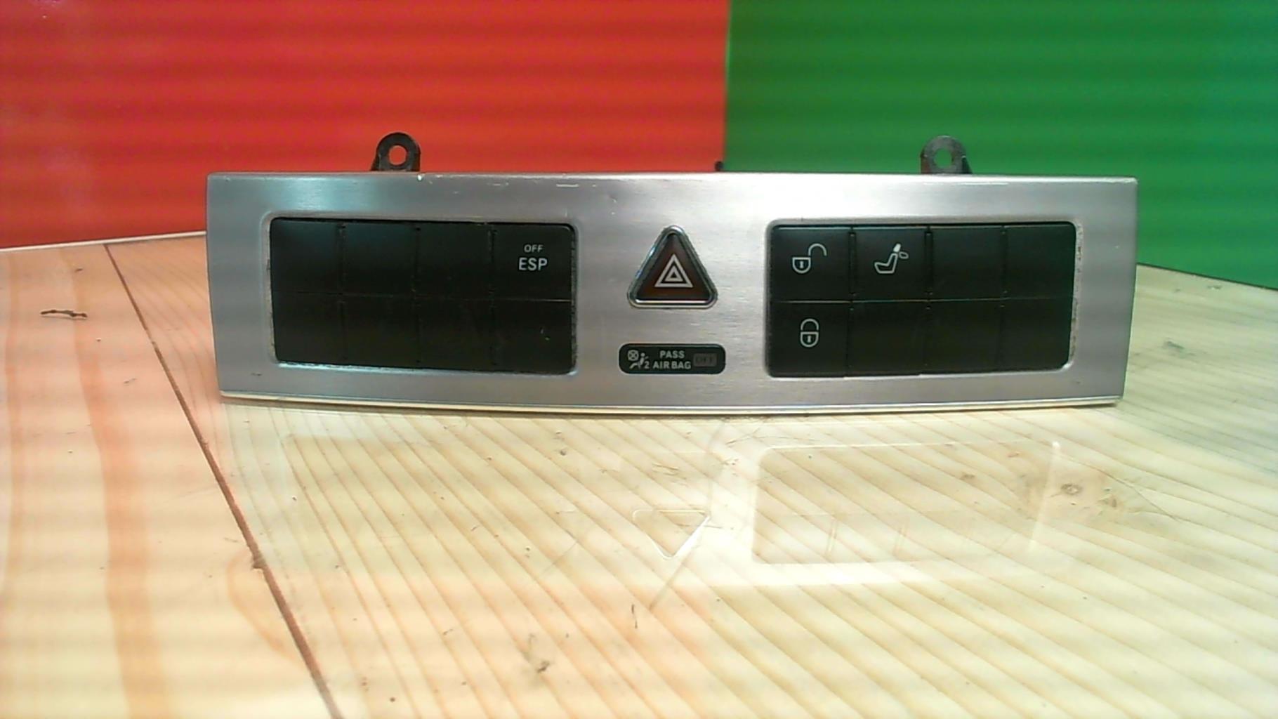 Bouton de warning MERCEDES CLASSE C 203 PHASE 2 Diesel - 1