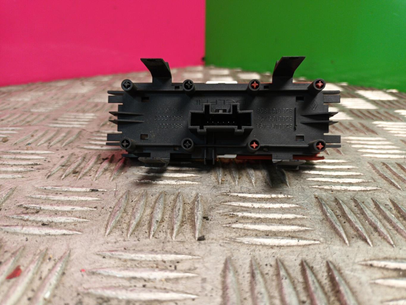 Bouton de warning RENAULT MEGANE 2 PHASE 1 Diesel - 1