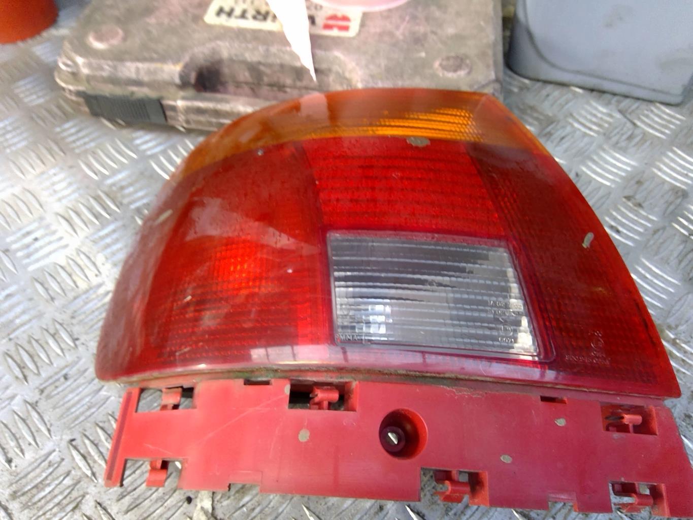 Fanale posteriore principale sinistro (luci) AUDI A4 1 PHASE 1 Diésel - 1