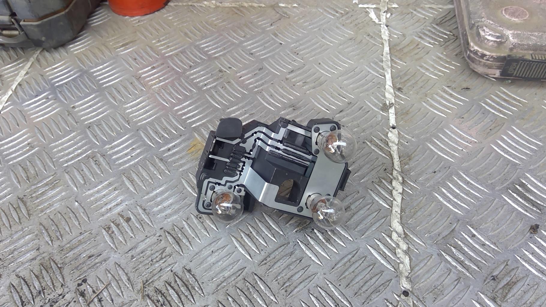 Base portalampade fanale posteriore destro PEUGEOT 206 PHASE 2 Diésel - 1