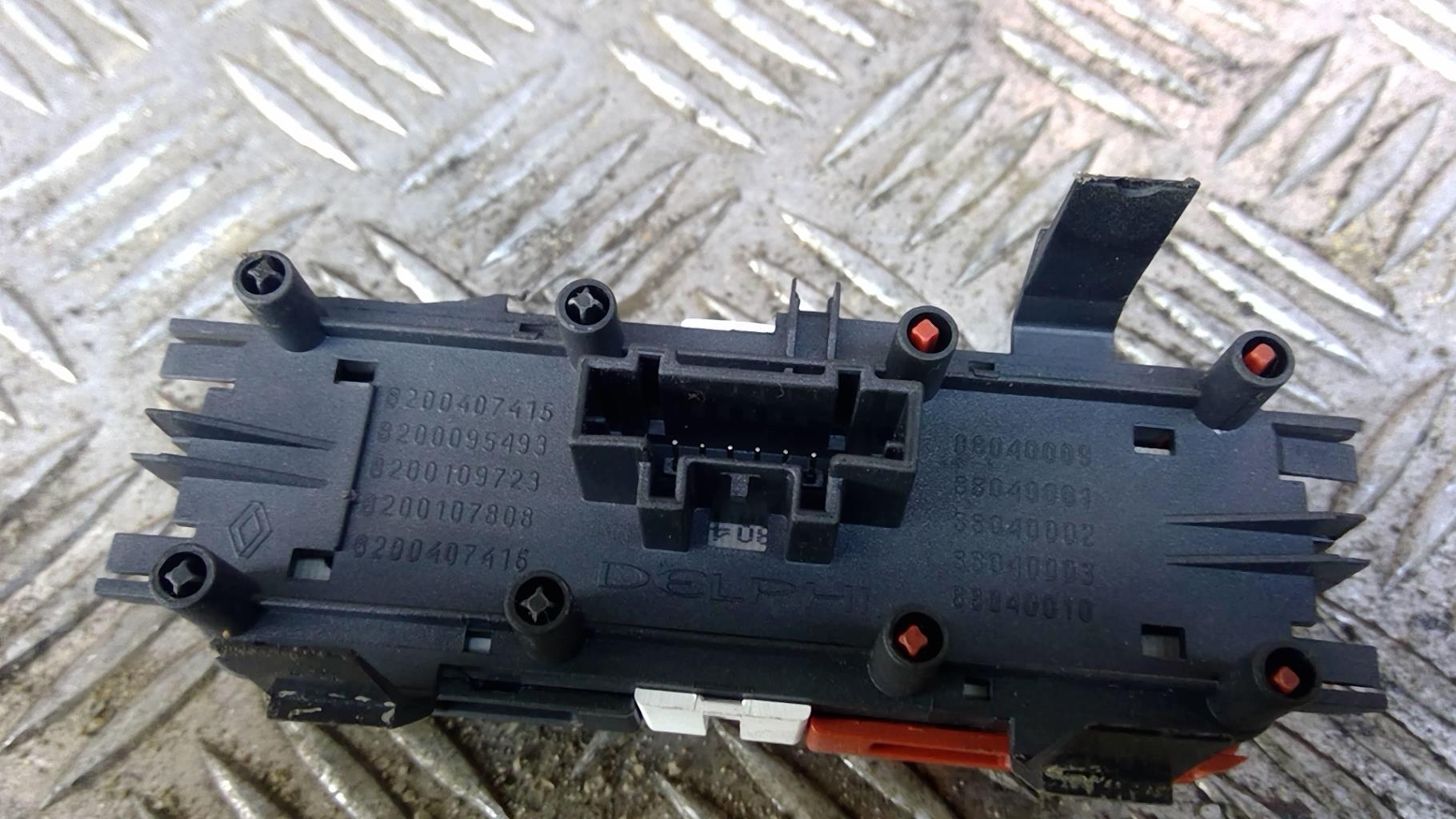 Bouton de warning RENAULT SCENIC 2 PHASE 1 Diesel - 1