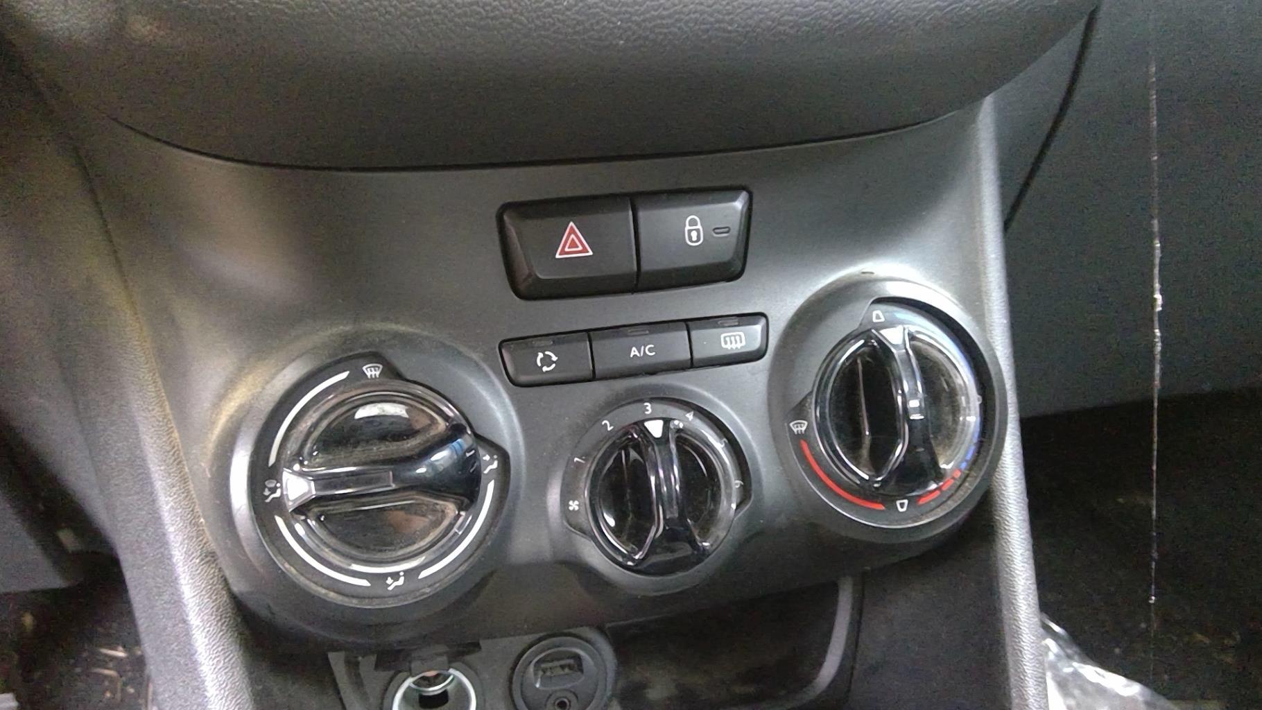 Interruttore luci emergenza PEUGEOT 208 1 PHASE 1 Diésel - 1