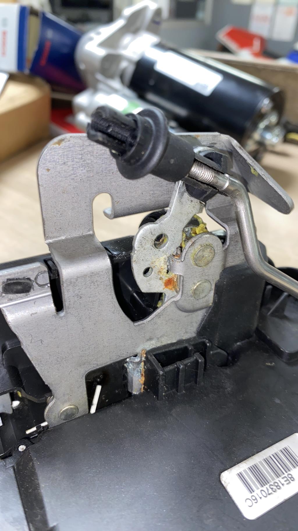 Serrure avant droit AUDI A4 2 CABRIO PHASE 1 Diesel - 1