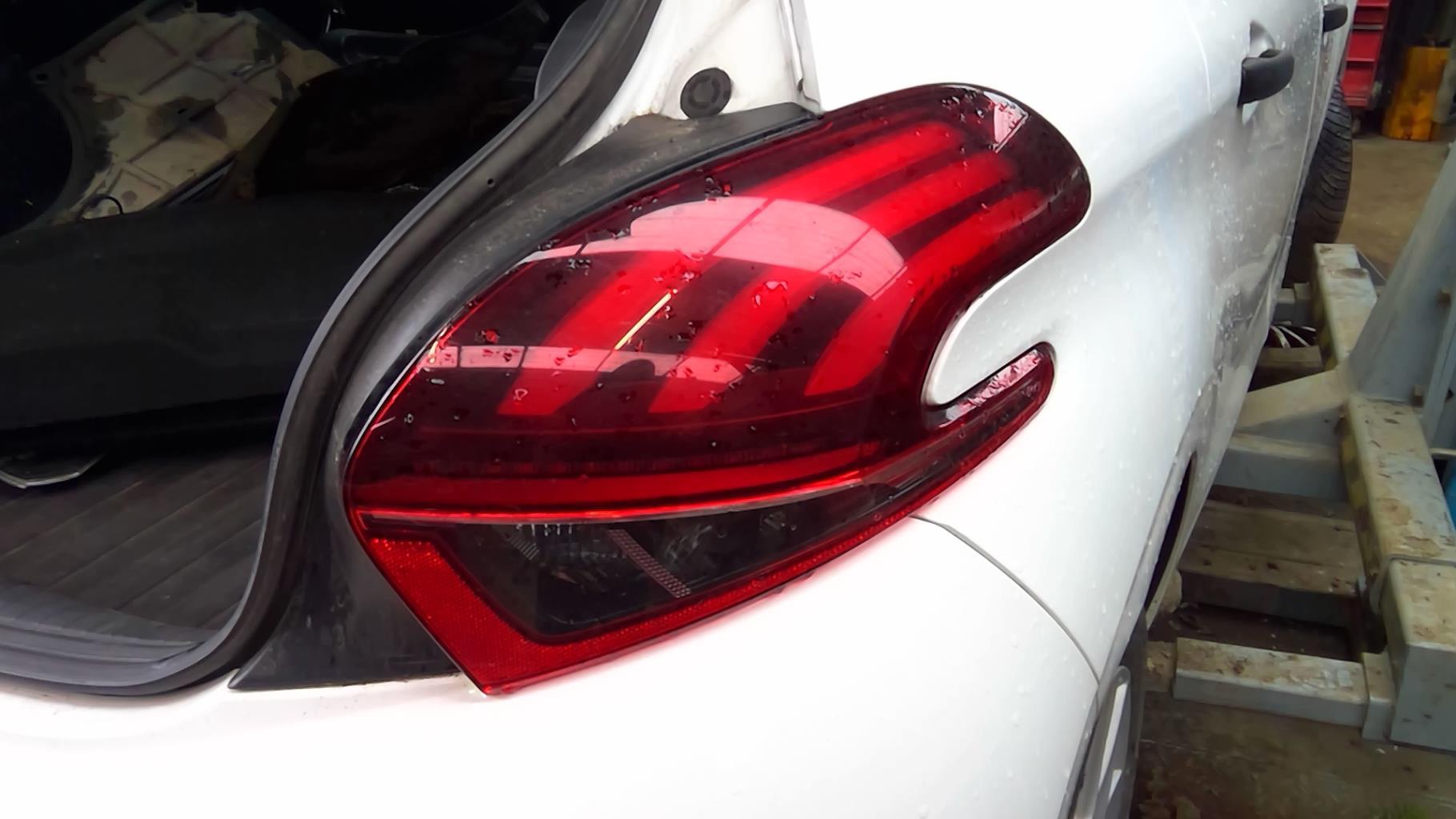 Fanale posteriore principale destro (luci) PEUGEOT 208 1 PHASE 2 Diésel - 1