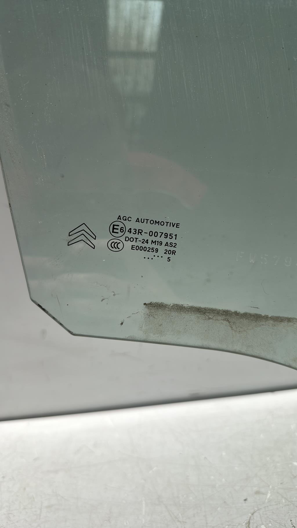 Vitre avant droit CITROEN C3 2 PHASE 1 Essence - 1