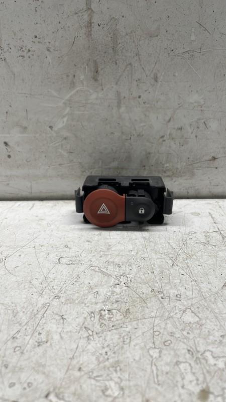 Bouton de warning RENAULT CLIO 3 PHASE 1 BREAK  - 1