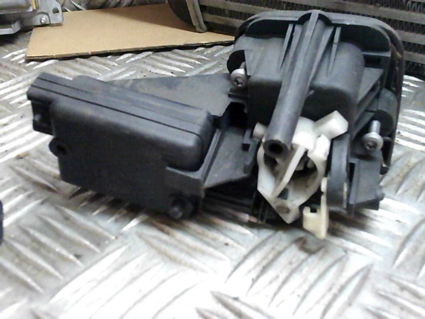Bouton de coffre RENAULT CLIO 2 PHASE 1 Diesel - 1