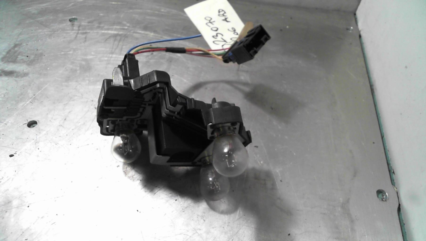 Base portalampade fanale posteriore destro PEUGEOT 206 Diésel - 1