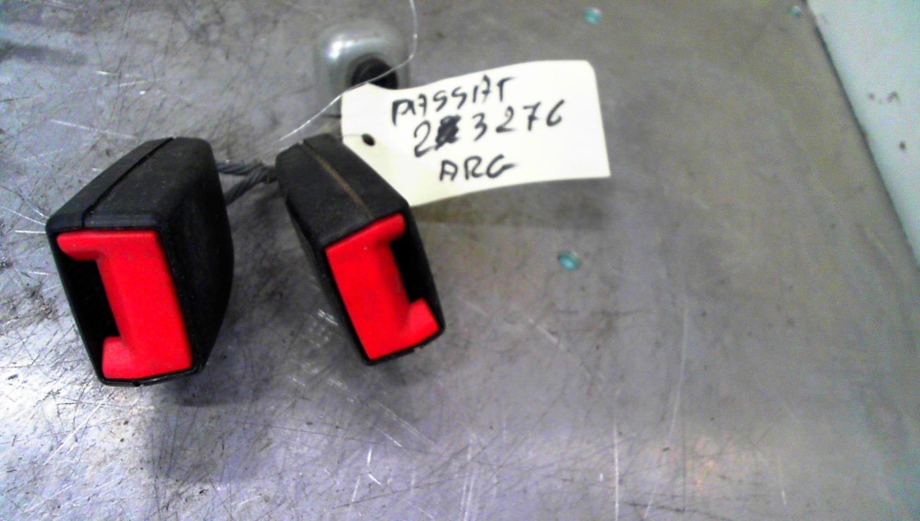 Aggancio cintura sicurezza posteriore sinistro VOLKSWAGEN PASSAT 5 BREAK Diésel - 1
