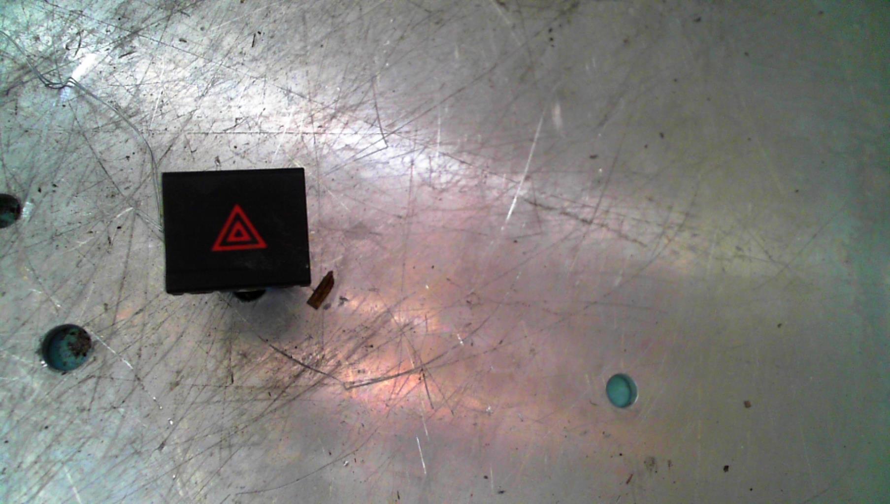 Bouton de warning VOLKSWAGEN POLO 5 PHASE 2 Diesel - 1