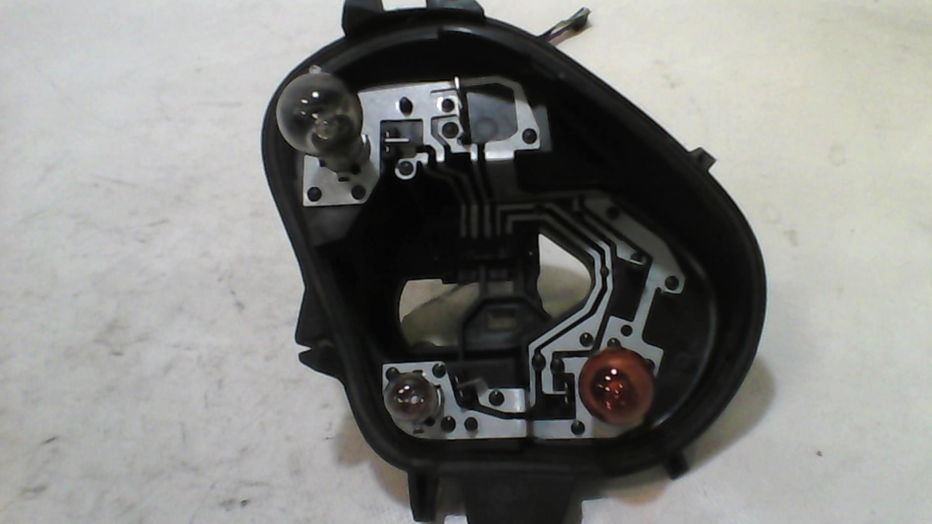 Base portalampade fanale posteriore destro PEUGEOT 208 1 PHASE 1 Diésel - 1