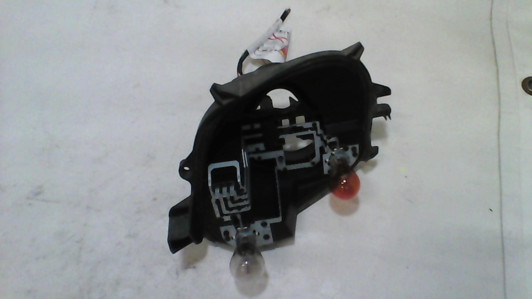 Base portalampade fanale posteriore destro PEUGEOT 208 1 PHASE 2 Diésel - 1