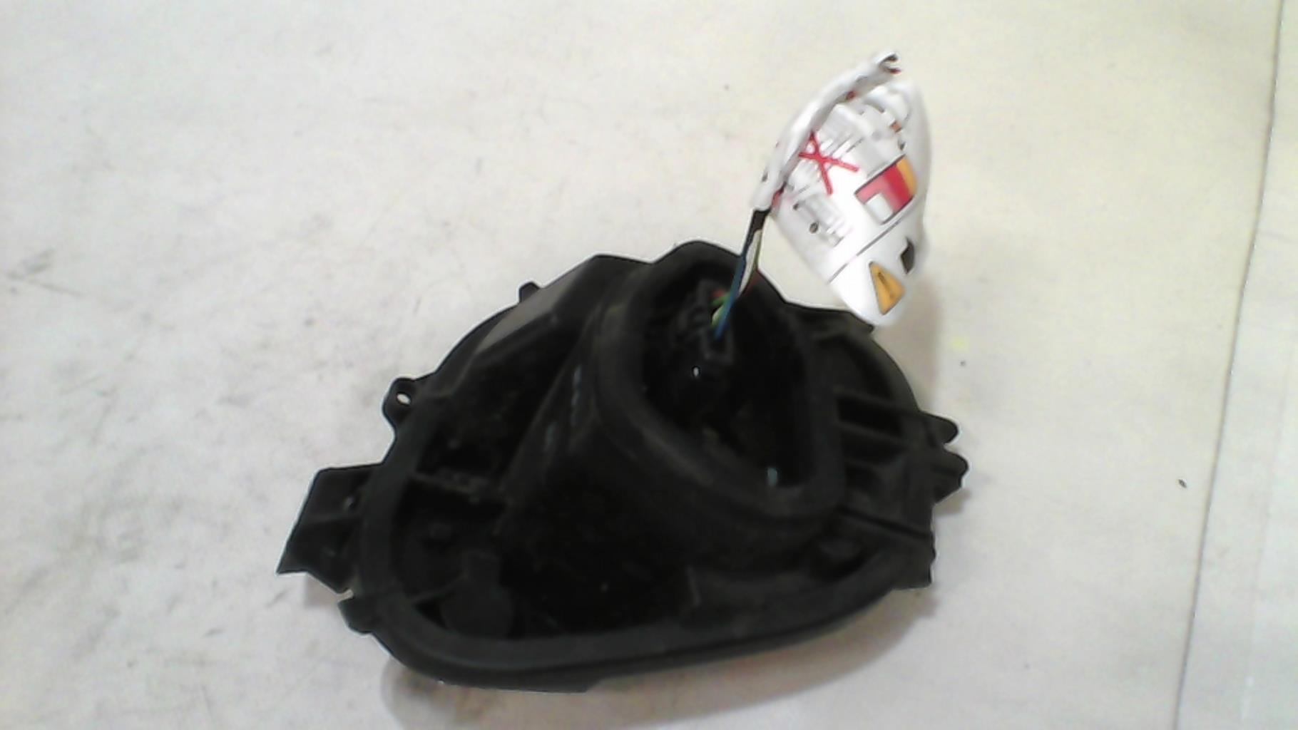 Base portalampade fanale posteriore sinistro PEUGEOT 208 1 PHASE 2 Diésel - 1