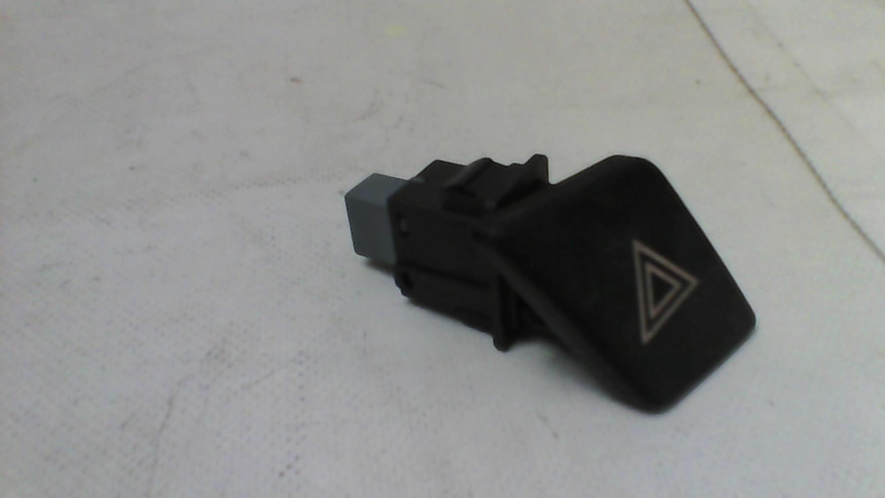 Bouton de warning TOYOTA YARIS 2 PHASE 1 Essence - 1