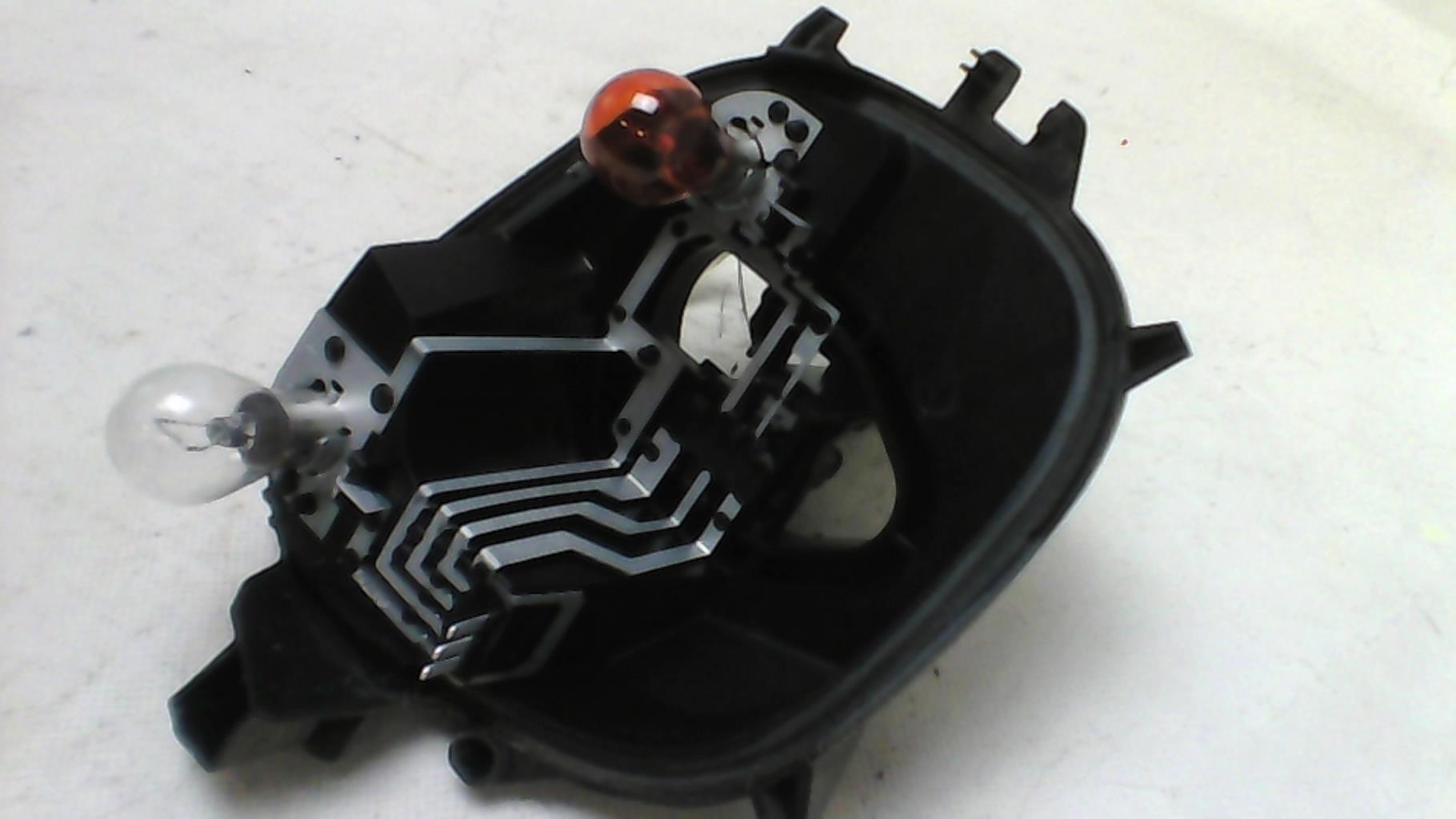 Base portalampade fanale posteriore sinistro PEUGEOT 208 1 PHASE 2 Diésel - 1