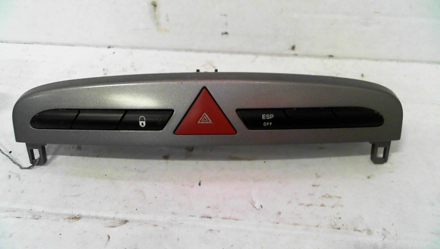 Bouton de warning PEUGEOT 308 1 PHASE 2 Diesel - 1