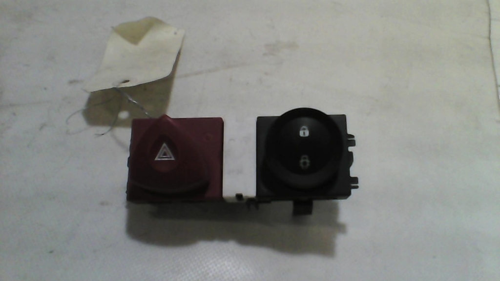 Bouton de warning RENAULT MEGANE 2 PHASE 1 BREAK Diesel - 1