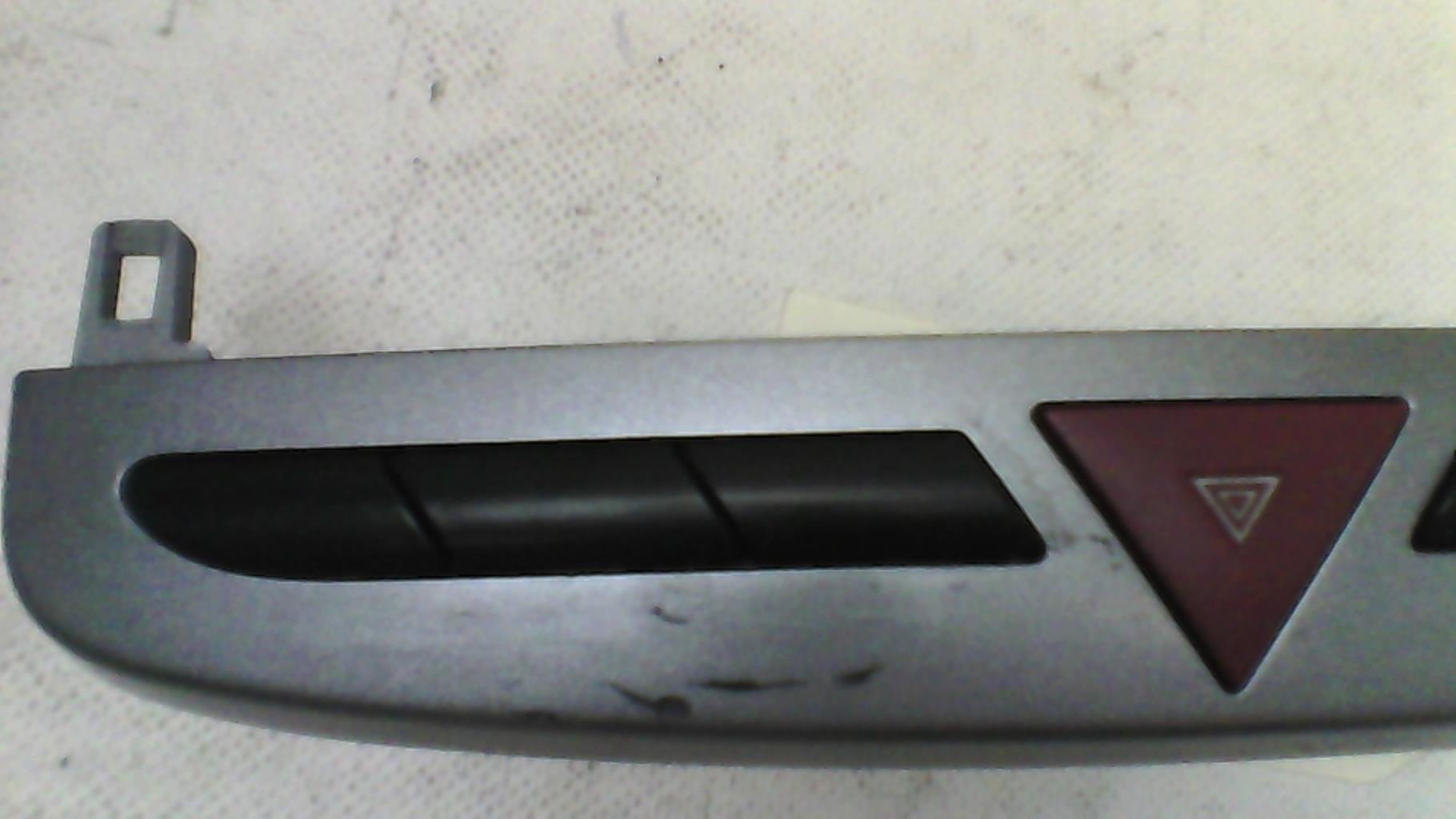 Bouton de warning PEUGEOT 308 1 PHASE 1 Diesel - 1