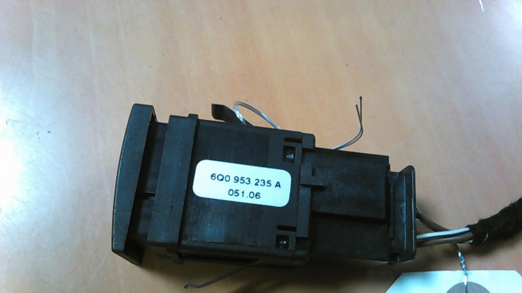 Interruttore luci emergenza VOLKSWAGEN POLO 4 PHASE 2 Diésel - 1